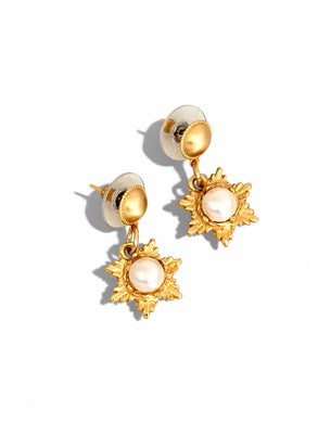 Star Rays Earrings Small in White Pearl