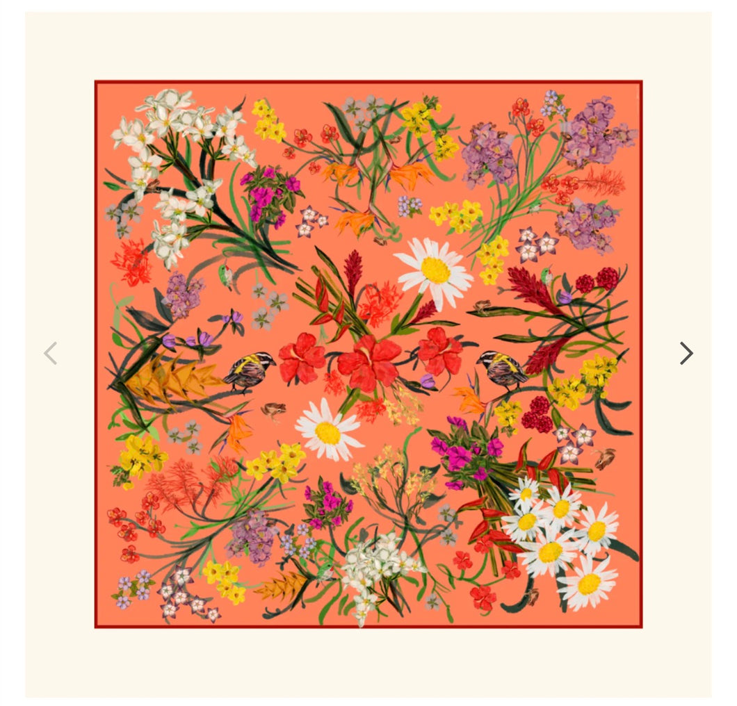 Pañuelo Flora & Fauna CORAL con flor de maga, ave del paraíso, coquí, reinita y san pedrito