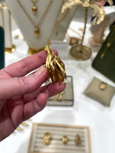 Bonche Hojas de Tabaco 🧷 Tabaco Pin with maroon enamel detail